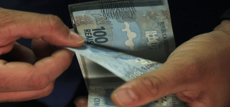 ECONOMIA: Inflação para famílias com renda mais baixa cai para 0,45%.