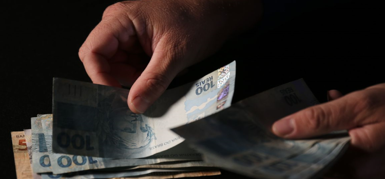 ECONOMIA: Nascidos de 1968 a 1983 podem sacar valores esquecidos.