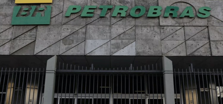 ECONOMIA: Petrobras anuncia redução de R$ 0,15 no preço da gasolina.