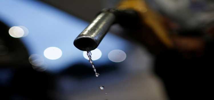ECONOMIA: Preço dos combustíveis deve cair ainda mais com petróleo estável, aposta economista.