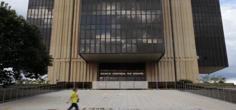 ECONOMIA: Previsão do mercado financeiro para inflação sobe para 5,96%.