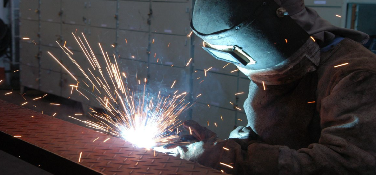 ECONOMIA: Produção industrial registra menor índice desde 2017, diz CNI.