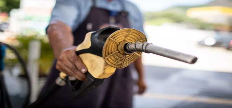ECONOMIA: Representantes da Petrobras e do governo se reúnem hoje para discutir política de preços dos combustíveis.