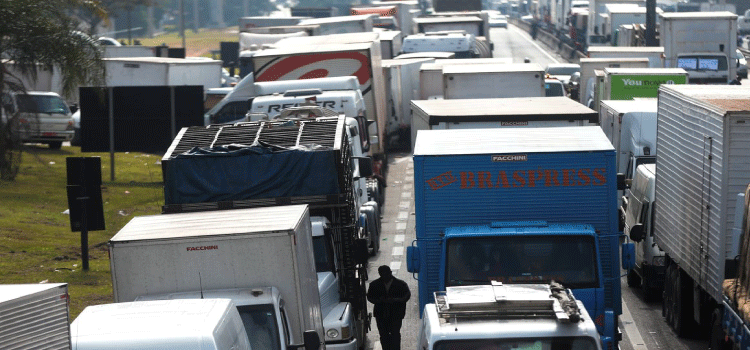 ECONOMIA: Transportadores rodoviários de carga não precisarão renovar registro.