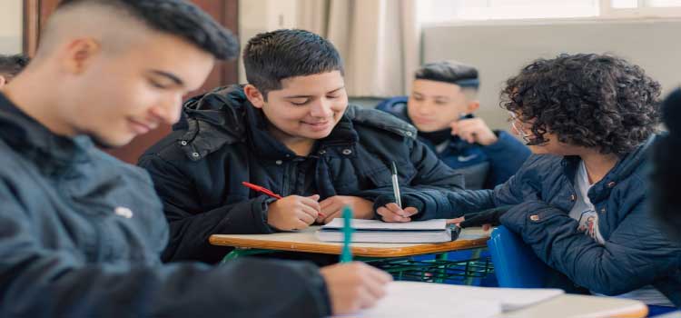 EDUCAÇÃO: Prova Paraná Mais começa nesta semana e deve alcançar 350 mil alunos até novembro.