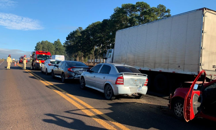 Engavetamento entre quatro carros é registrado na BR-277 em Cascavel