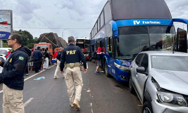 Engavetamento envolvendo ônibus paraguaios e carros deixa dois feridos na BR-277, em Foz do Iguaçu