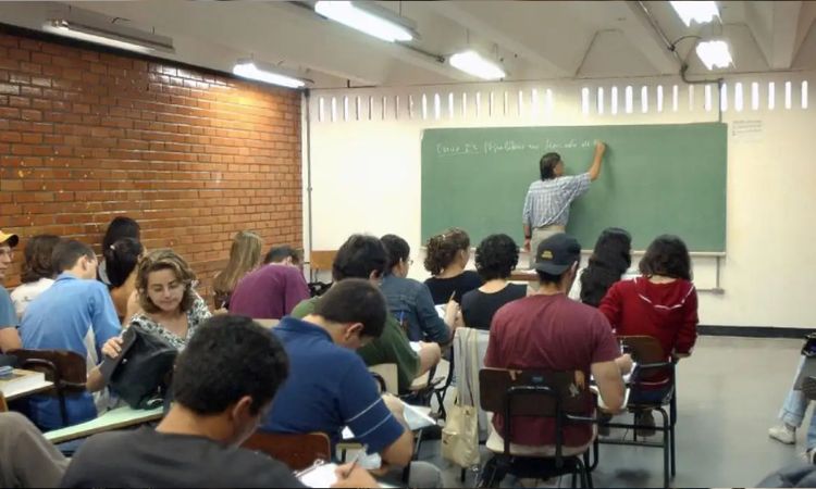 Ensino superior pode mais que dobrar salário no Brasil, aponta OCDE