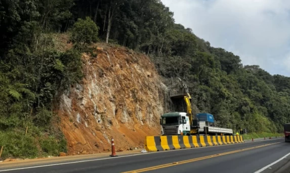 EPR Iguaçu amplia sinalização para avanço das obras de contenção de taludes na Serra da Esperança 