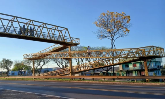 EPR Iguaçu orienta trabalhadores e estudantes em Cantagalo sobre a importância do uso da passarela para travessia segura da rodovia