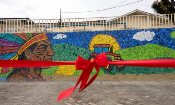 Escola Joaquim Modesto da Rosa inaugura mural ecológico feito com 55 mil tampinhas em Guaraniaçu