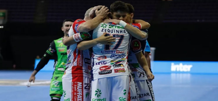 ESPORTE: Cascavel Futsal goleia o Peñarol e segue na briga pelo título da Libertadores da América.