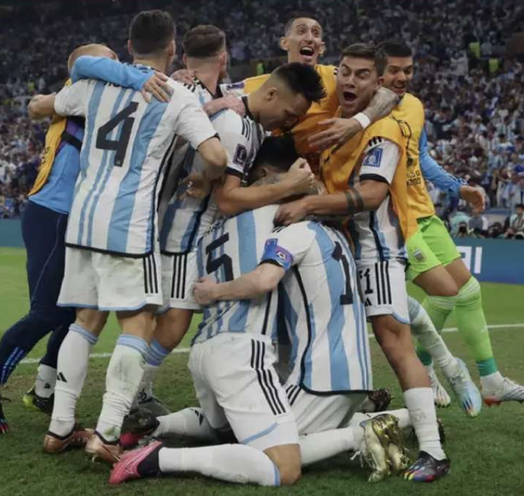 ESPORTES: Argentina conquista o tricampeonato mundial e consagra Lionel Messi.