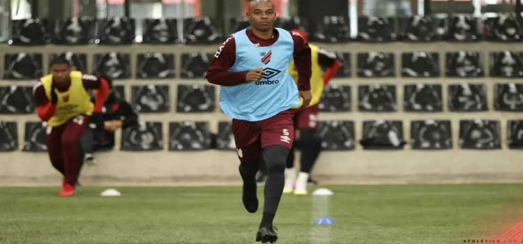 ESPORTES: Athletico enfrenta o Santos pelo Brasileirão mirando o G4.