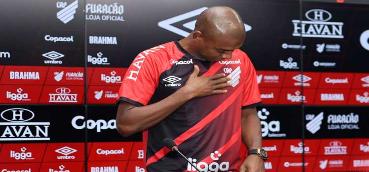 ESPORTES: Athletico-PR apresenta oficialmente o volante Fernandinho.