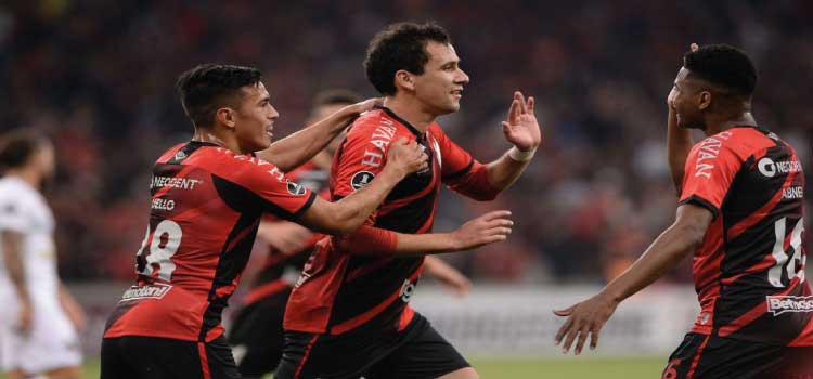 ESPORTES: Athletico-PR faz dever de casa e avança para oitavas da Copa Libertadores.