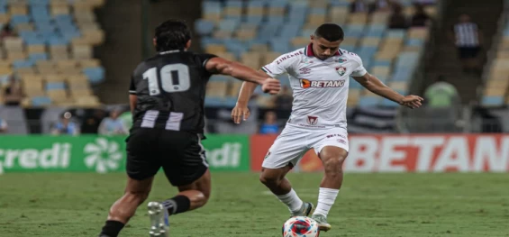 ESPORTES: Botafogo bate Flu e segue líder da Série A por mais uma rodada.
