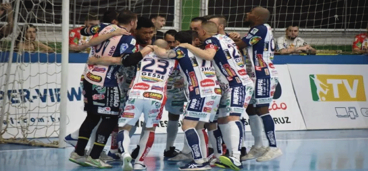 ESPORTES: Em duelo equilibrado, Cascavel Futsal e Joinville disputam vice-liderança da Liga Nacional.