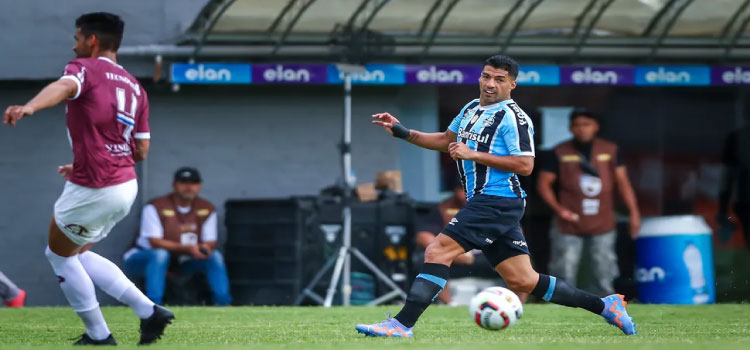 ESPORTES: Em final, Suárez volta ao palco de primeiro gol no Gauchão pelo Grêmio e busca artilharia.