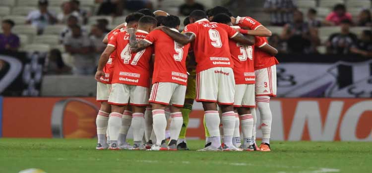 ESPORTES: Internacional derrota o América-MG e volta ao G4 do Brasileiro.