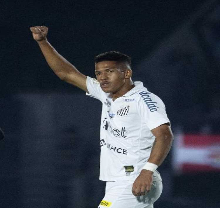 ESPORTES: Santos vence Red Bull Bragantino e se aproxima do G8 do Brasileirão.