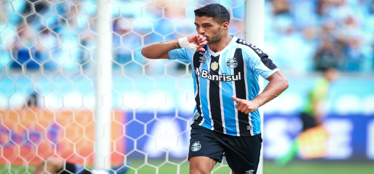 ESPORTES: Suárez faz dois e Grêmio vence para manter liderança no Gaúcho.