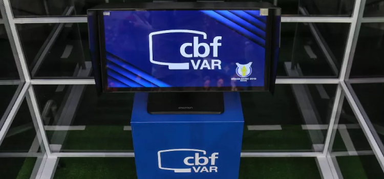 ESPORTES: VAR deve ser implantado nas semifinais do Campeonato Paranaense.