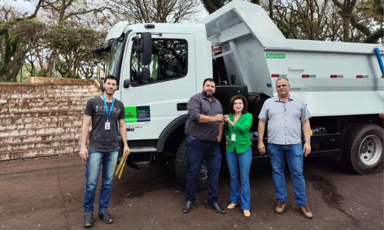 Estado começa a entregar máquinas para recuperar estradas rurais em 396 municípios