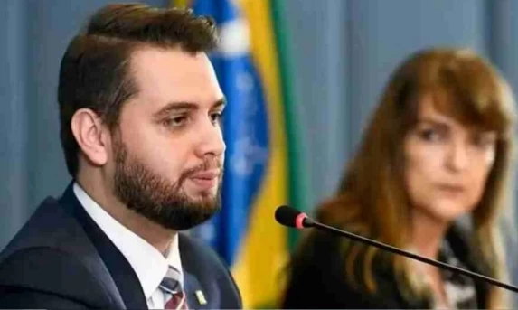 EX-ASSESSOR FILIPE MARTINS É PRESO PELA PF NO PARANÁ APÓS DETERMINAÇÃO DO STF