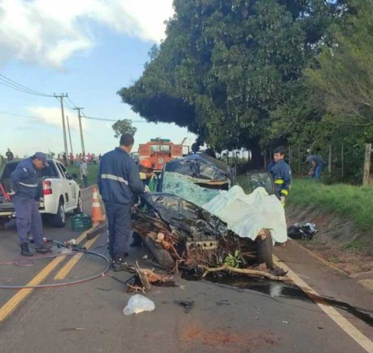 Ex-prefeitos de cidade do Paraná morrem em acidente entre carro e caminhão na PR-567.