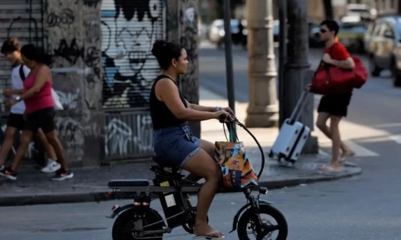 Fenômeno das bikes elétricas cresce no Brasil e levanta debate sobre segurança e regulamentação
