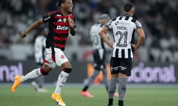 FLAMENGO ATROPELA BOTAFOGO POR 3 A 0 NO CLÁSSICO E MANTÉM PERSEGUIÇÃO AO LÍDER PALMEIRAS