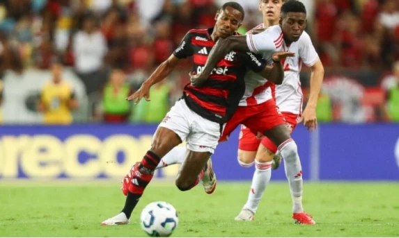 Flamengo vence o Inter no Maracanã e abre vantagem nas oitavas da Libertadores