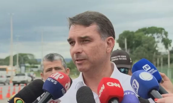 Flávio Visita Bolsonaro na Prisão e Reforça Pedido de Cirurgia Urgente; PF Fará Perícia