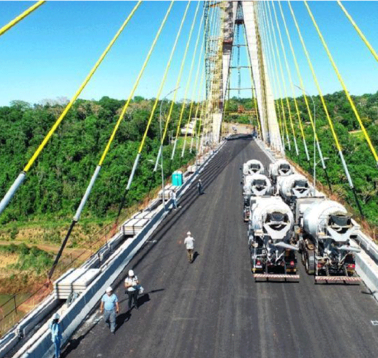 FOZ DO IGUAÇU: Caminhões carregados realizam teste de carga sobre a nova Ponte Brasil-Paraguai.