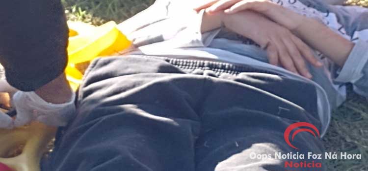 FOZ DO IGUAÇU: Criança leva choque e tem parte do corpo queimada tentando tirar pipa de fios.