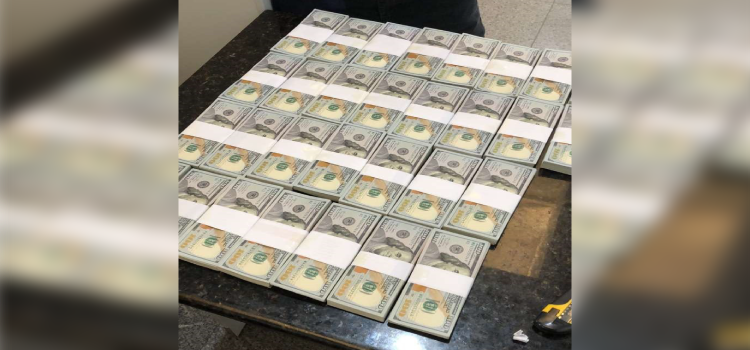 FOZ DO IGUAÇU: Estrangeiro é preso pela PF com 300mil dólares em fundo falso de bagagem.