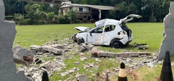 FOZ DO IGUAÇU: Motorista de 29 anos morre após bater com carro no muro de uma empresa.