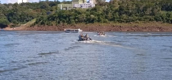 FOZ DO IGUAÇU: Polícia resgata pescadores à deriva após roubo no Rio Paraná.