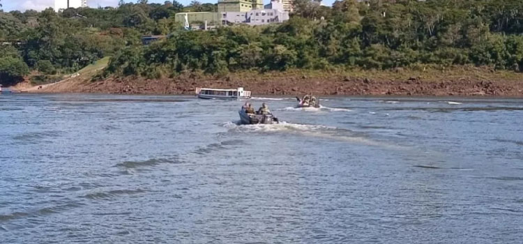 FOZ DO IGUAÇU: Polícia resgata pescadores à deriva após roubo no Rio Paraná.