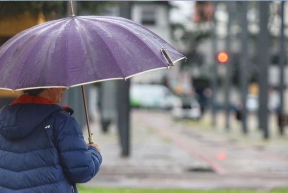 Frente fria deve trazer chuva e queda de temperatura no Paraná entre domingo e segunda