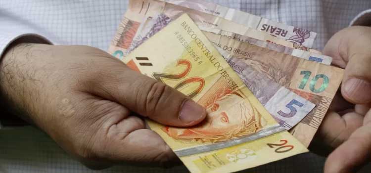 GOVERNO: Auxílio a caminhoneiro será pago em parcelas de R$ 1 mil em agosto.