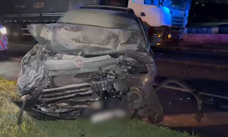 Grave acidente entre caminhonete e carreta é registrado em Santa Tereza do Oeste