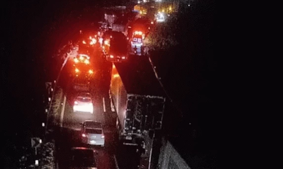 Grave acidente envolvendo caminhões, moto e carro causa congestionamento na BR-277 em Campo Largo