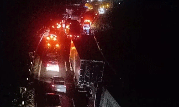 Grave acidente envolvendo caminhões, moto e carro causa congestionamento na BR-277 em Campo Largo