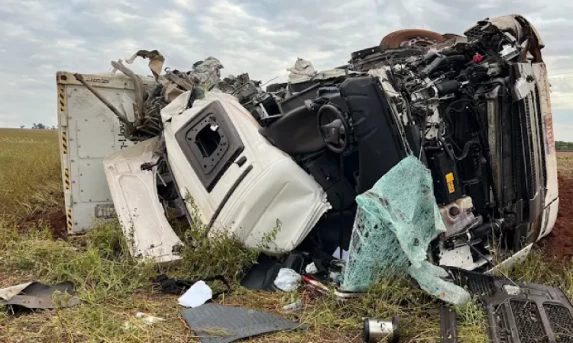 Grave acidente na PR-182 deixa um morto e um ferido grave.