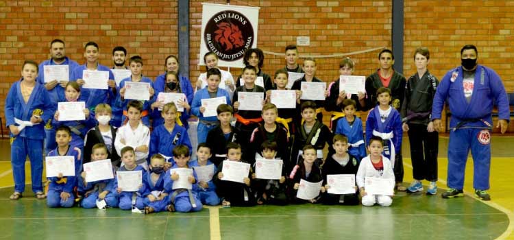 GUARANIAÇU: Alunos de Jiu Jitsu da academia Red Lions International recebem graduação