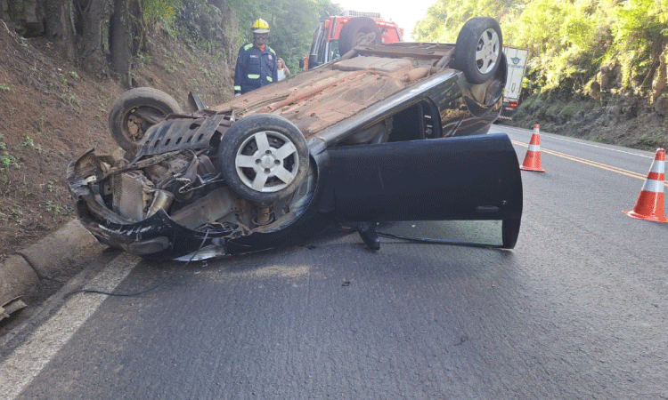 GUARANIAÇU: Ao perder controle da direção, condutor capota veículo e deixa BR-277 parcialmente interditada.
