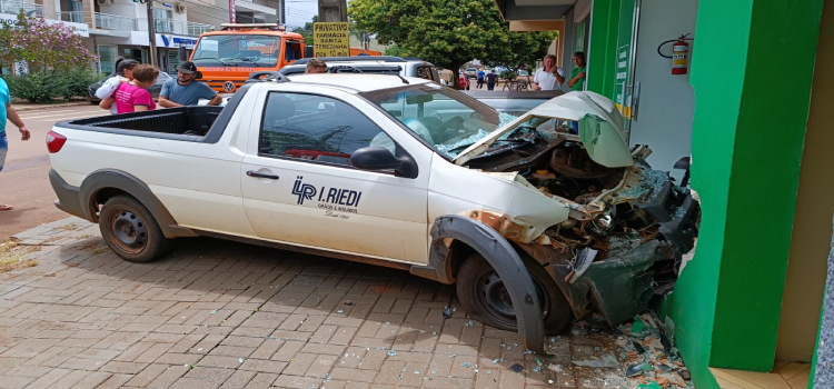 GUARANIAÇU: Após possível mal súbito, condutor colide contra outro veículo e acaba invadindo empresa no centro.
