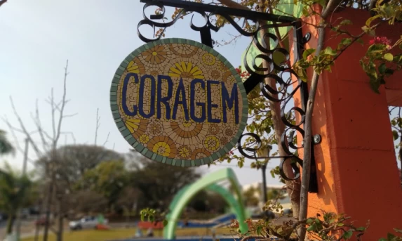 GUARANIAÇU: Artista Mizzy Braz Transforma Hino Municipal em Mosaico com Projeto Aprovado pela Lei Paulo Gustavo.